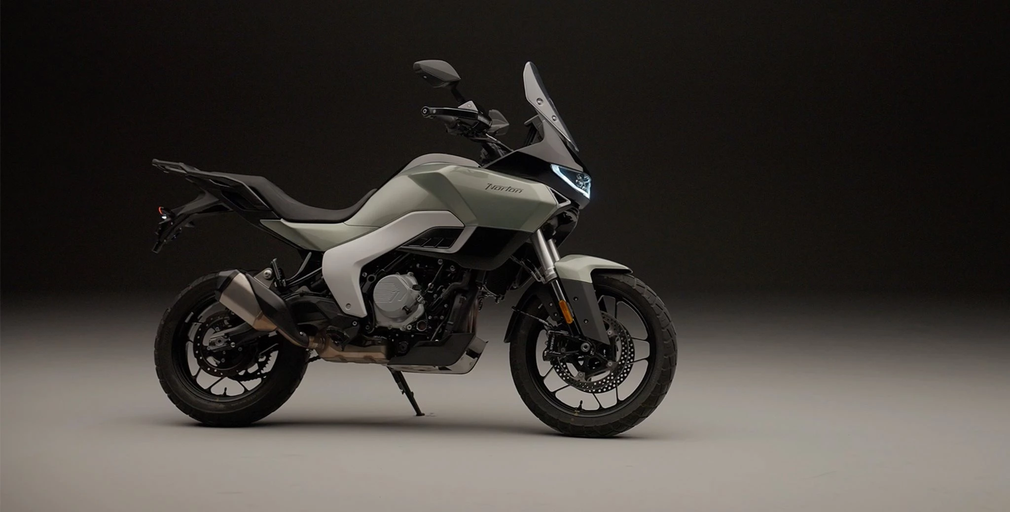 Norton steigt mit Atlas und Atlas GT in die Adventure- und Sport-Touring-Mittelklasse ein. 70 PS, umfangreiche Elektronik und britisches Design bilden die Basis der neuen Modellfamilie.