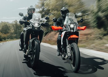KTM 390 Adventure X gegen CFMOTO 450MT: A2 Reiseenduros im Test