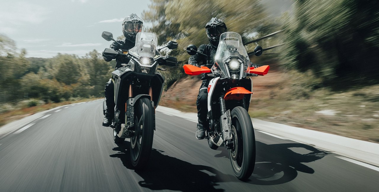 KTM 390 Adventure X gegen CFMOTO 450MT: A2 Reiseenduros im Test