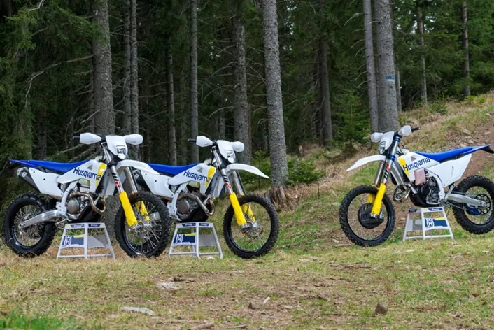 Husqvarna Mobility präsentiert die Enduro-Modellreihe 2027 und setzt dabei auf eine Kombination aus bewährter Technik, präzisem Handling und einem verfeinerten Design.