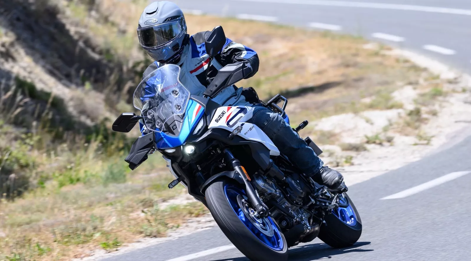 Die Suzuki SV-7GX 2026 kombiniert V2-Charakter, Crossover-Komfort und faire Preise. NastyNils testet, wo sie glaenzt und wo sie spart.