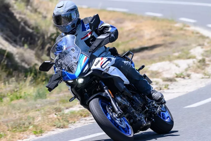 La Suzuki SV-7GX 2026 allie le caractère du V2 à un confort de crossover et des prix abordables. NastyNils teste ses points forts et ses points faibles.