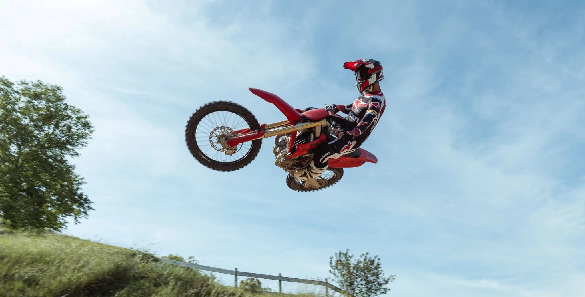 Ducati erweitert seine Offroad-Familie. Nach der Desmo450 MX folgt mit der neuen Desmo250 MX ein Motocross-Modell für die hart umkämpfte MX2-Klasse.