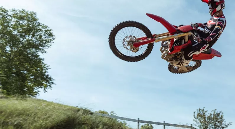 Ducati erweitert seine Offroad-Familie. Nach der Desmo450 MX folgt mit der neuen Desmo250 MX ein Motocross-Modell für die hart umkämpfte MX2-Klasse.