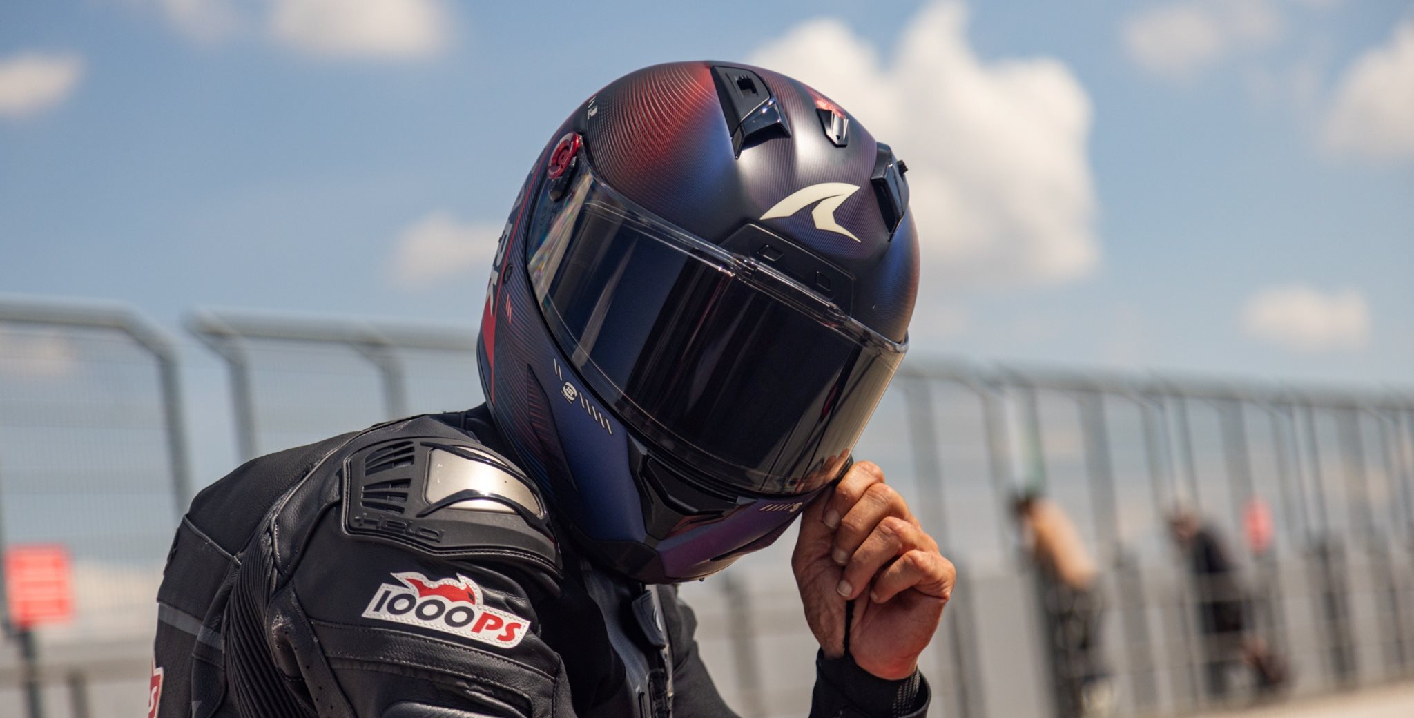 Changing light conditions are part of a biker's everyday ride. The new IRID visor for the Shark Aeron aims to tackle this issue with its patented electrochromic liquid crystal technology, responding instantly to sun, shade, and tunnels. 1000PS is performing the performance check.