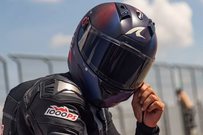 Changing light conditions are part of a biker's everyday ride. The new IRID visor for the Shark Aeron aims to tackle this issue with its patented electrochromic liquid crystal technology, responding instantly to sun, shade, and tunnels. 1000PS is performing the performance check.