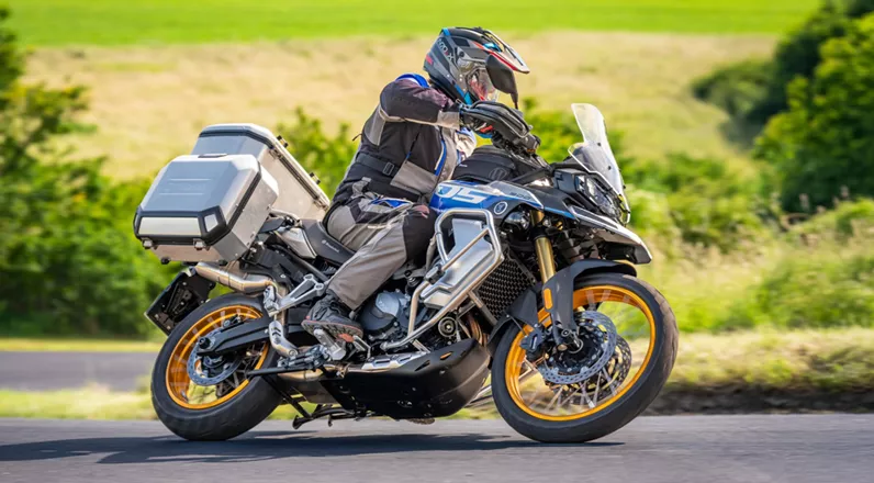 Mit der VOGE DS900X nimmt Wunderlich erstmals ein Modell des chinesischen Herstellers in sein Entwicklungsportfolio auf. Den Ausschlag gaben laut Unternehmen das technische Potenzial der Reiseenduro und ihre wachsende Bedeutung am Markt.