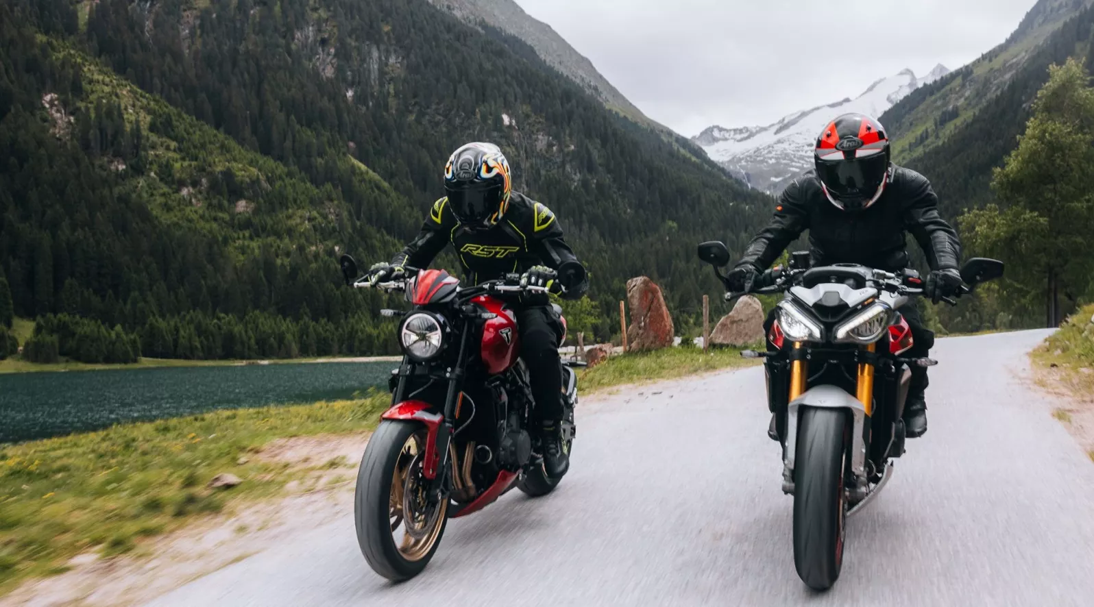 Wozu braucht es die Street Triple RX überhaupt, wenn die ebenfalls neue, universellere Triumph Trident 800 ordentliche 115 PS, ein voll einstellbares Fahrwerk, Quickshifter, Tempomat und moderne Assistenzsysteme mitbringt – und gleichzeitig über 4.000 Euro weniger kostet?