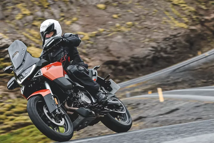 Norton ist zurück und will mit der Atlas im umkämpften Adventure-Segment Fuß fassen. Die neue Reise-Allrounderin kombiniert britisches Design, einen kräftigen 585-Kubik-Twin und umfangreiche Ausstattung. Wir testen die Atlas Apex in Island und zeigen, wo das neue Norton-Modell überzeugt und wo noch Potenzial liegt.