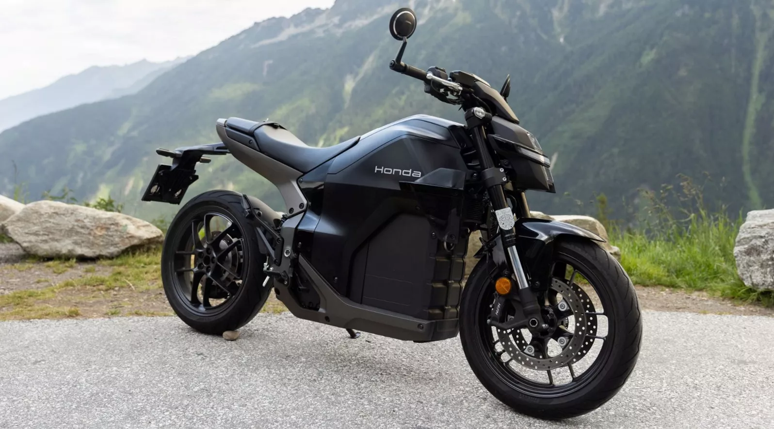 Die Honda WN7 will Elektromobilität aus der reinen Stadt-Ecke holen. In den Alpen zeigt sie, wie viel Fahrspaß mit 68 PS, 100 Nm und fast völliger Geräuschlosigkeit möglich ist.
