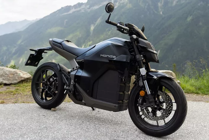 Die Honda WN7 will Elektromobilität aus der reinen Stadt-Ecke holen. In den Alpen zeigt sie, wie viel Fahrspaß mit 68 PS, 100 Nm und fast völliger Geräuschlosigkeit möglich ist.