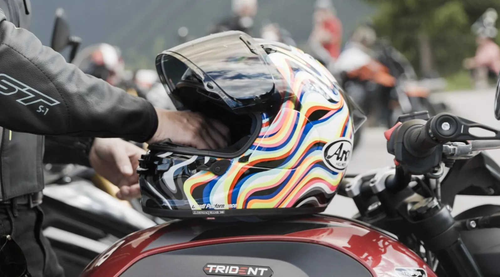 Der Arai Quantic will Tourenkomfort, sportliche Stabilität und hohe Alltagstauglichkeit vereinen. Im Test überzeugt er mit weichem Innenfutter, starker Belüftung und sicherem Sitz. Nur die Visierverriegelung verlangt mit Handschuhen etwas Geduld.