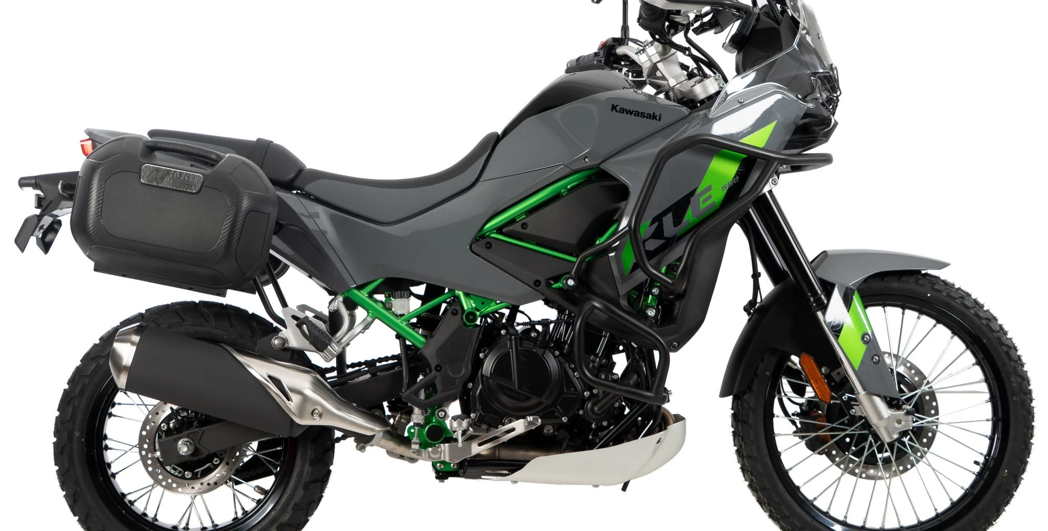 Mit der Neuauflage der Kawasaki KLE 500 kehrt ein bekannter Name ins Adventure-Segment zurück. Passend dazu präsentiert Hepco&Becker ein umfangreiches Zubehörprogramm, das die Mittelklasse-Reiseenduro für Alltag, Tour und leichte Offroad-Abenteuer aufrüsten soll.