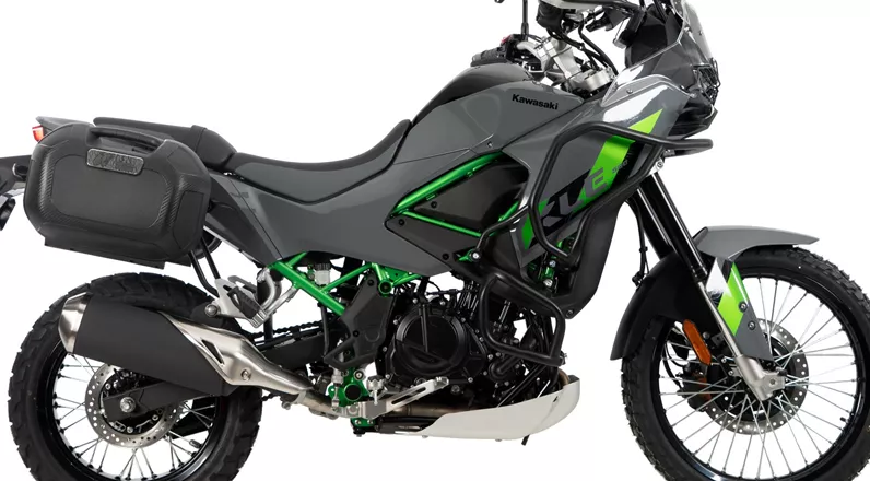 Mit der Neuauflage der Kawasaki KLE 500 kehrt ein bekannter Name ins Adventure-Segment zurück. Passend dazu präsentiert Hepco&Becker ein umfangreiches Zubehörprogramm, das die Mittelklasse-Reiseenduro für Alltag, Tour und leichte Offroad-Abenteuer aufrüsten soll.