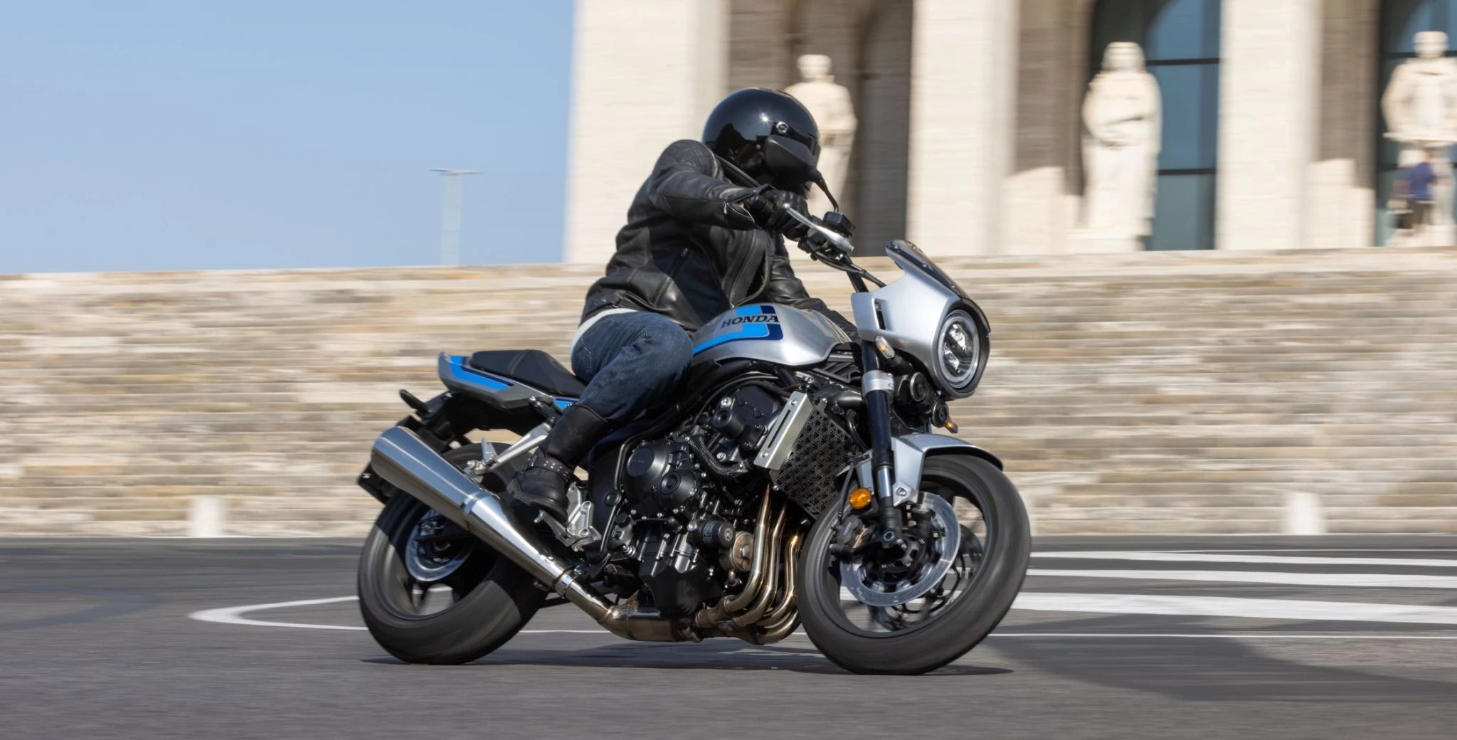Die Honda CB1000F bringt den Geist der legendären Bol d’Or zurück – mit moderner Technik, einem druckvollen 122-PS-Vierzylinder und erstaunlich sportlichem Fahrverhalten. Zonko testet in Rom, ob die Retro-Honda mehr kann als nur großartig aussehen.