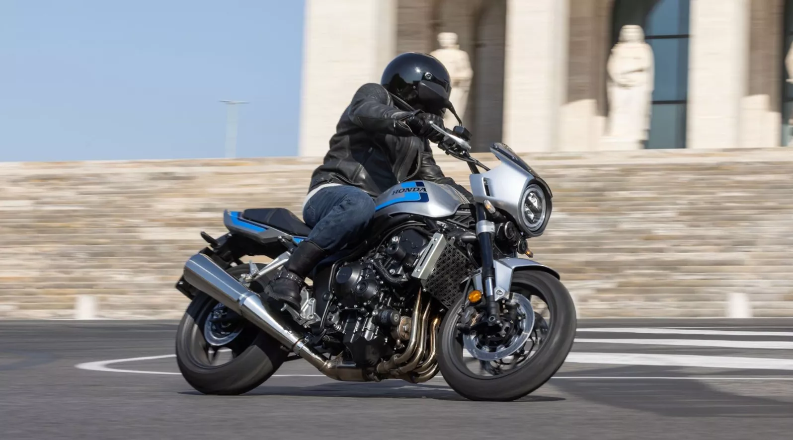 Die Honda CB1000F bringt den Geist der legendären Bol d’Or zurück – mit moderner Technik, einem druckvollen 122-PS-Vierzylinder und erstaunlich sportlichem Fahrverhalten. Zonko testet in Rom, ob die Retro-Honda mehr kann als nur großartig aussehen.