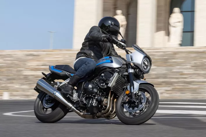 Die Honda CB1000F bringt den Geist der legendären Bol d’Or zurück – mit moderner Technik, einem druckvollen 122-PS-Vierzylinder und erstaunlich sportlichem Fahrverhalten. Zonko testet in Rom, ob die Retro-Honda mehr kann als nur großartig aussehen.