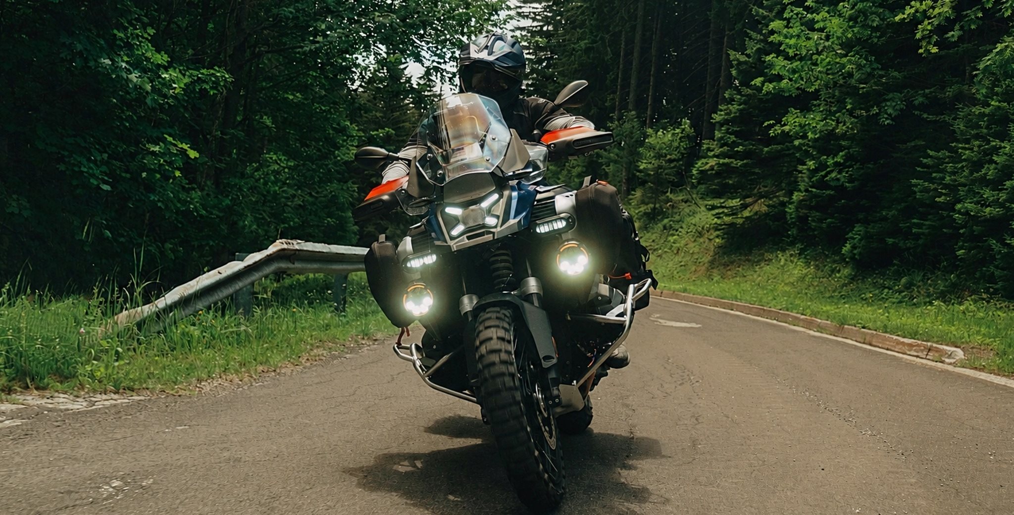 Přídavné světlomety lze pořídit levně, kompaktně a často přímo od výrobce motocyklu. Lone Rider MTL9 však chtějí být více než jen dvě výkonné lampy. Na BMW R 1300 GSA zjišťujeme, zda 180 wattové LED, integrace MotoCAN a obzvláště inteligentní řízení ospravedlňují jejich vysokou cenu.
