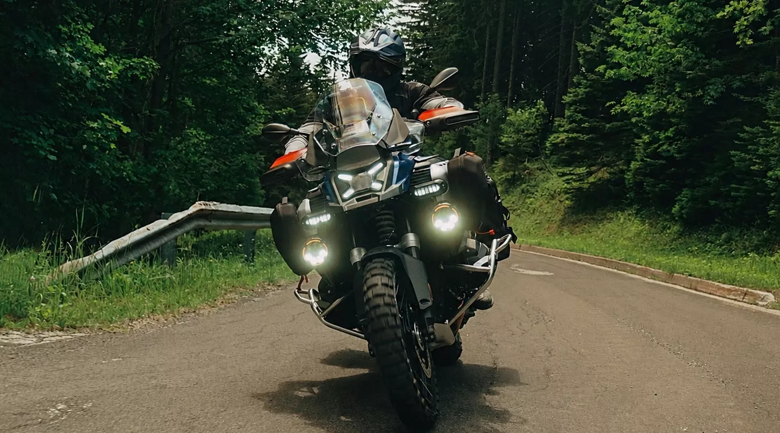Přídavné světlomety lze pořídit levně, kompaktně a často přímo od výrobce motocyklu. Lone Rider MTL9 však chtějí být více než jen dvě výkonné lampy. Na BMW R 1300 GSA zjišťujeme, zda 180 wattové LED, integrace MotoCAN a obzvláště inteligentní řízení ospravedlňují jejich vysokou cenu.