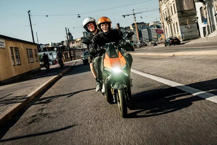 Nach der Premiere auf der EICMA 2025 ist die neue NIU FQiX Modellreihe jetzt im Handel erhältlich. Zwei Versionen, neue Technik und bis zu 110 Kilometer Reichweite sollen eine junge Zielgruppe ansprechen.