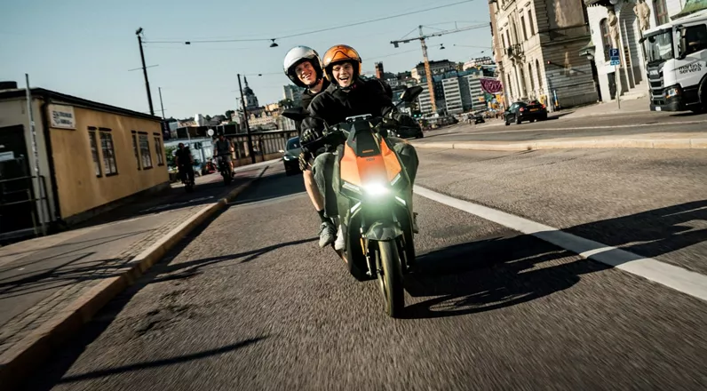 Nach der Premiere auf der EICMA 2025 ist die neue NIU FQiX Modellreihe jetzt im Handel erhältlich. Zwei Versionen, neue Technik und bis zu 110 Kilometer Reichweite sollen eine junge Zielgruppe ansprechen.