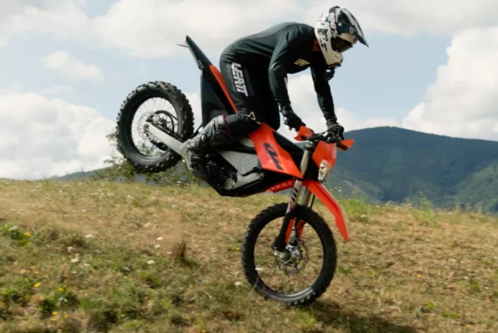 Es gibt Motorräder, die beeindrucken mit riesigen Leistungszahlen, gewaltigen Federwegen oder technischen Superlativen. Und dann gibt es Motorräder wie die neue KTM Freeride E 2027. Die sieht auf dem Datenblatt fast unscheinbar aus – bis man den Helm aufsetzt und die ersten Meter fährt.