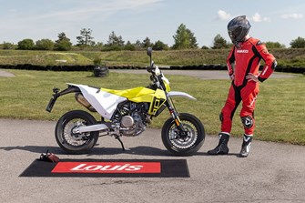 Husqvarna 701 Supermoto im Bestzeit Test