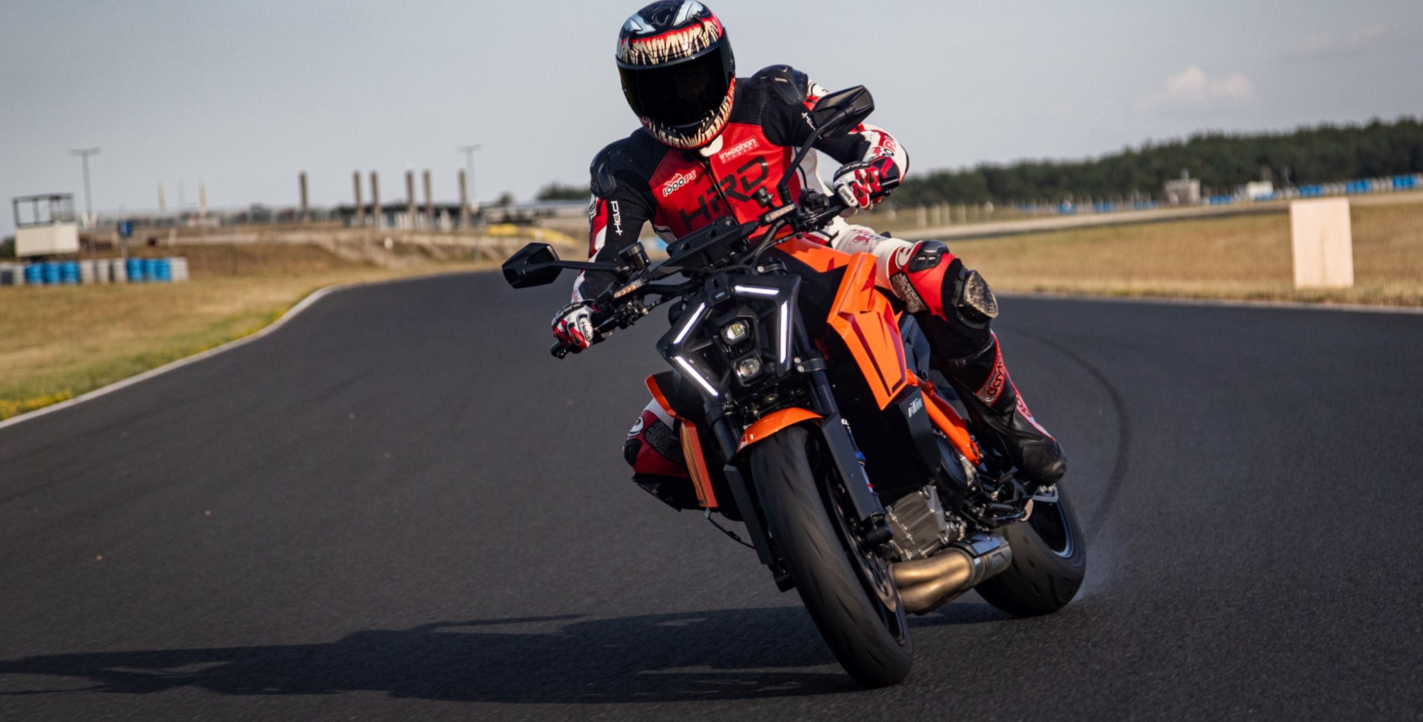 Auf der KTM 1390 Super Duke R EVO muss der Sportreifen bei extremer Hitze zeigen, wie schnell er warm wird, wie viel Grip er bietet und wann er an seine Grenzen kommt.