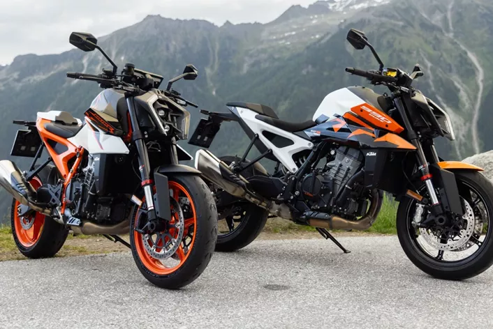 Die KTM 990 Duke R bietet mehr Leistung, ein strafferes Fahrwerk, stärkere Bremsen und das modernere Display. Im direkten Vergleich zeigt sich aber: Auf der Landstraße ist die günstigere Standard-Duke näher an der R, als das Datenblatt vermuten lässt.