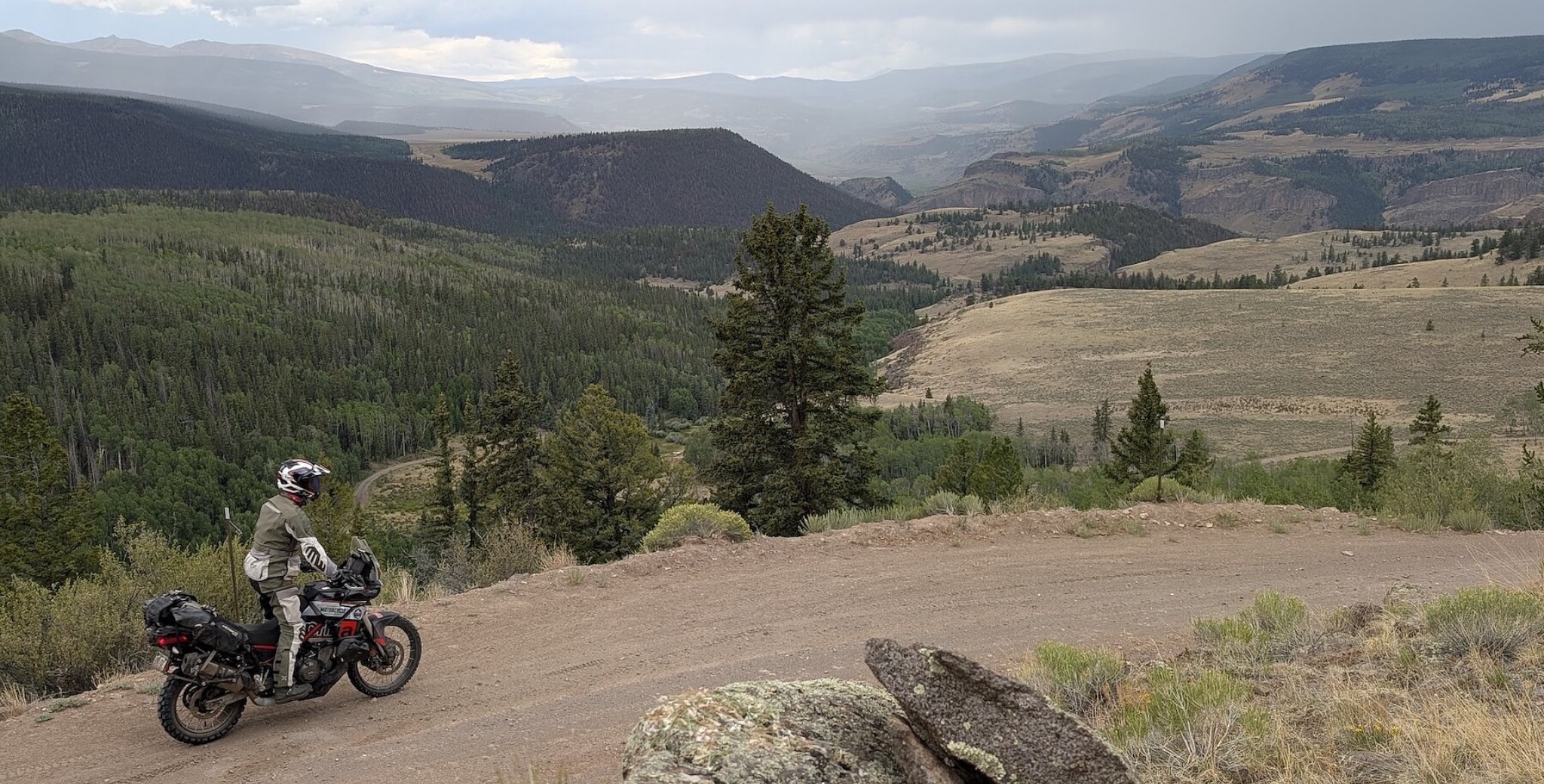 It's the classic of every season. After two hours your lower back starts nagging, your neck stiffens, your forearms lock up and your fingers can barely pull the brake lever. And then the hunt for the culprit begins: different handlebars, a different seat, a handlebar riser, riser rubbers, and if in doubt a whole different bike. For years I've maintained that these complaints are rarely an ergonomics problem and mostly a core fitness problem.
