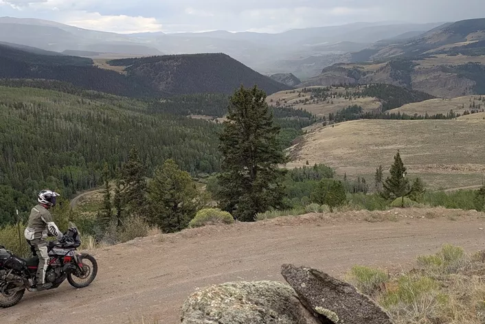 It's the classic of every season. After two hours your lower back starts nagging, your neck stiffens, your forearms lock up and your fingers can barely pull the brake lever. And then the hunt for the culprit begins: different handlebars, a different seat, a handlebar riser, riser rubbers, and if in doubt a whole different bike. For years I've maintained that these complaints are rarely an ergonomics problem and mostly a core fitness problem.