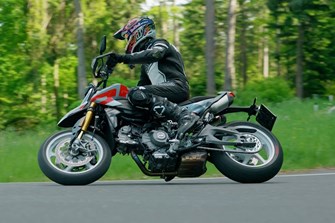 Ducati Hypermotard V2 SP 2026 im Landstraßen-Test