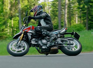 Ducati Hypermotard V2 SP 2026 im Landstraßen-Test