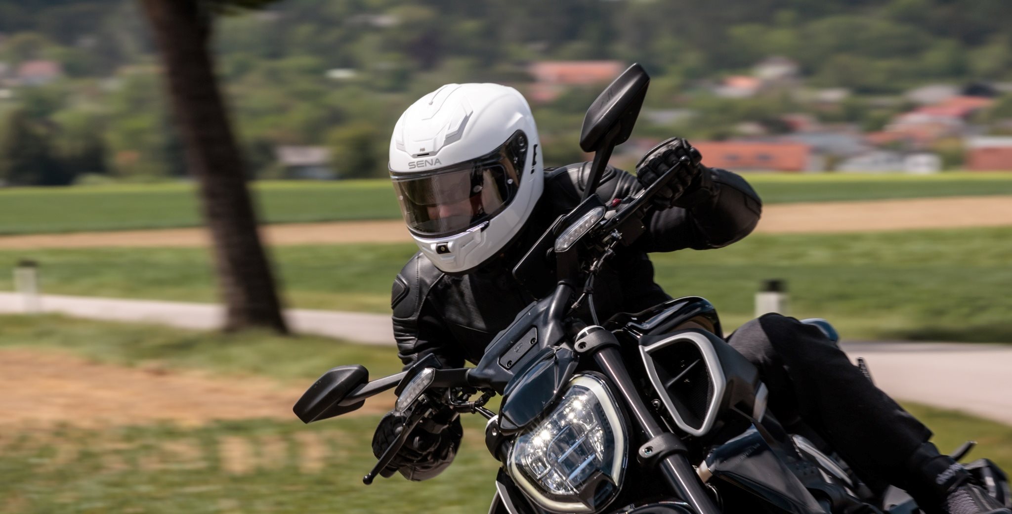 Ein Helm mit Sonnenblende, Beleuchtung, integriertem Mesh-Kommunikationssystem und aktiver Geräuschunterdrückung klingt nach Tourenfahrer-Himmel. Nach zwei Helmen, drei Testern und sechs Bikes wissen wir: Beim Sena Phantom ANC entscheidet nicht nur das Datenblatt, sondern der optimale Kontakt zwischen Polster und Kopf.