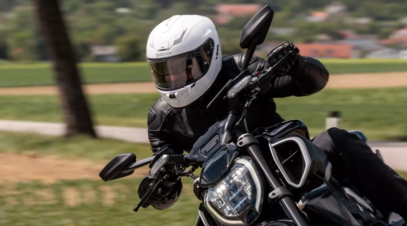 Ein Helm mit Sonnenblende, Beleuchtung, integriertem Mesh-Kommunikationssystem und aktiver Geräuschunterdrückung klingt nach Tourenfahrer-Himmel. Nach zwei Helmen, drei Testern und sechs Bikes wissen wir: Beim Sena Phantom ANC entscheidet nicht nur das Datenblatt, sondern der optimale Kontakt zwischen Polster und Kopf.