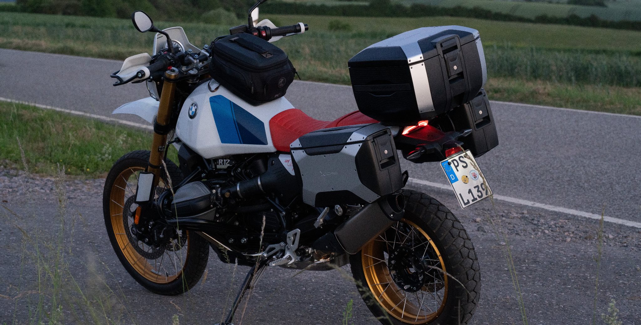 Hepco & Becker erweitert 2026 seine Xcore-Gepäckserie um das Xcore Topcase 40. Der neue Koffer bietet 40 Liter Volumen, wird über das Smartrack-System befestigt und kostet 245 Euro.
