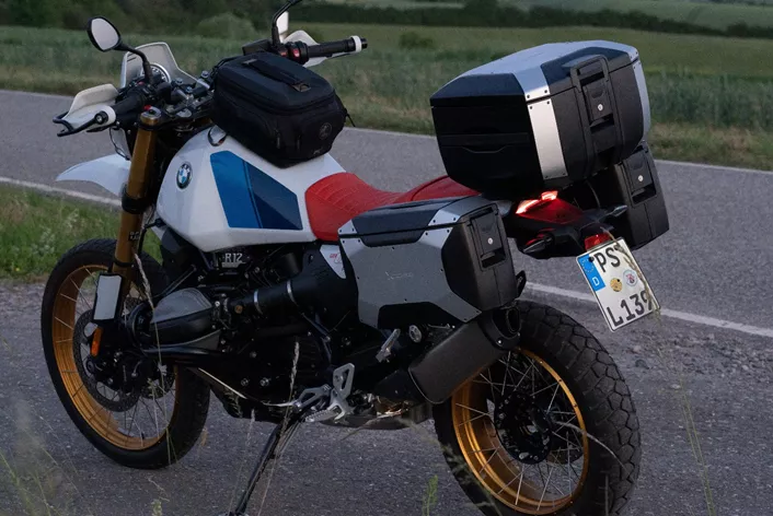 Hepco & Becker erweitert 2026 seine Xcore-Gepäckserie um das Xcore Topcase 40. Der neue Koffer bietet 40 Liter Volumen, wird über das Smartrack-System befestigt und kostet 245 Euro.