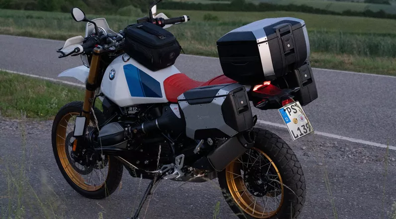 Hepco & Becker erweitert 2026 seine Xcore-Gepäckserie um das Xcore Topcase 40. Der neue Koffer bietet 40 Liter Volumen, wird über das Smartrack-System befestigt und kostet 245 Euro.