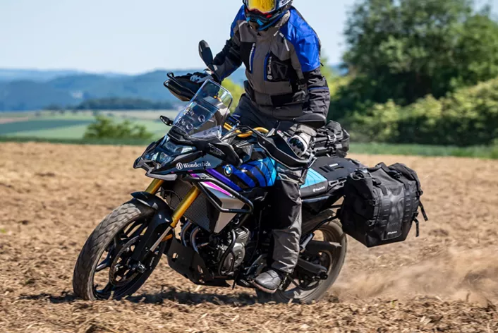 Wunderlich erweitert das Zubehörprogramm für die BMW F 450 GS um eine Gepäckbrücke für den Soziussitz. Die Aluminiumkonstruktion kostet 199,90 Euro und lässt sich ohne Werkzeug montieren.