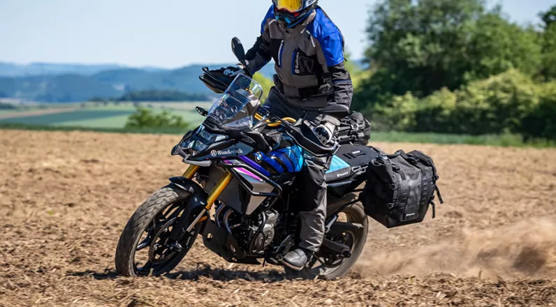 Wunderlich erweitert das Zubehörprogramm für die BMW F 450 GS um eine Gepäckbrücke für den Soziussitz. Die Aluminiumkonstruktion kostet 199,90 Euro und lässt sich ohne Werkzeug montieren.