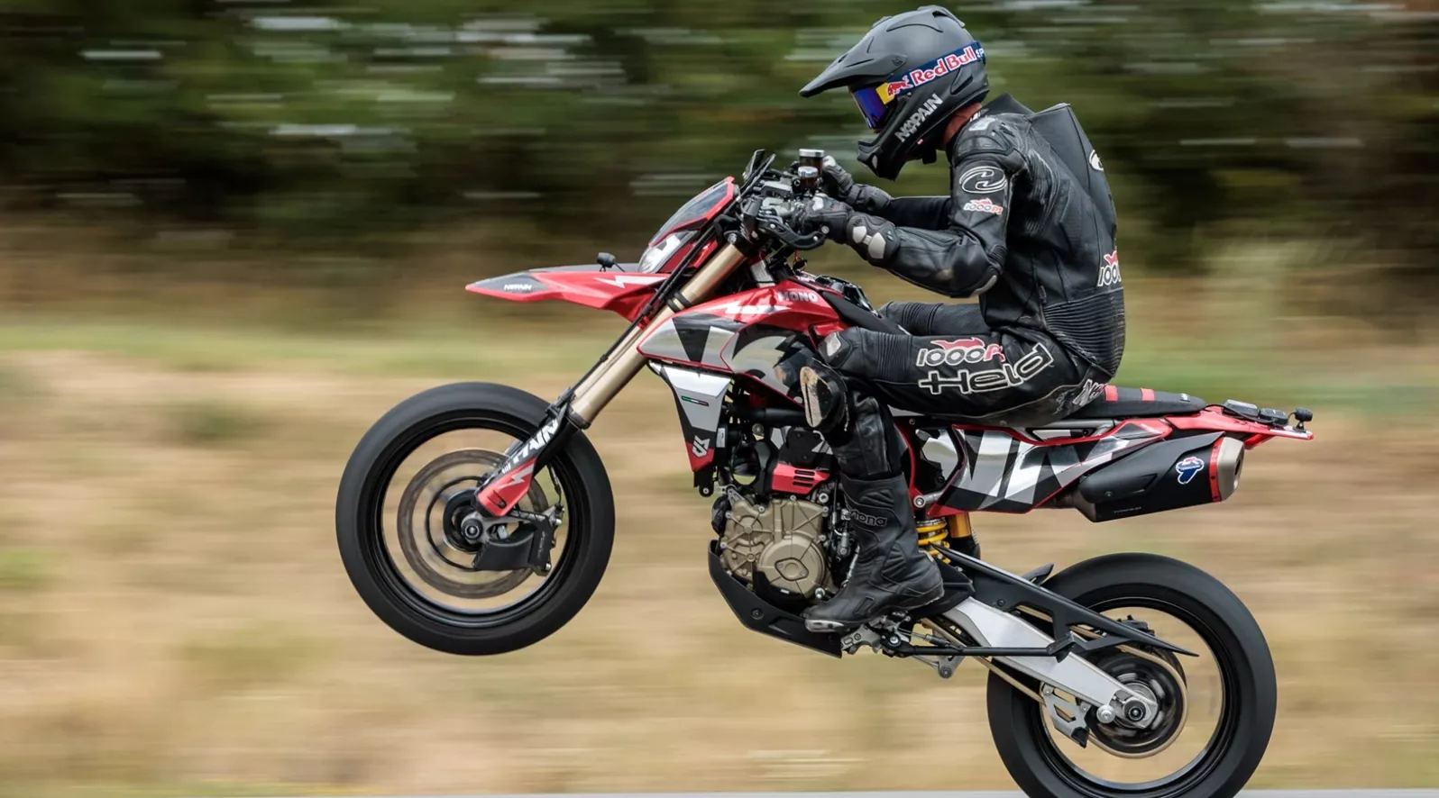 Two cameras, one hidden module, and as little effort as possible: the Chigee XR-1 is designed to record every ride automatically in the background. We mounted the dashcam on a track bike and tested it under extreme conditions including heat, wheelies, and a race track. The result goes far beyond crisp 60 fps video.