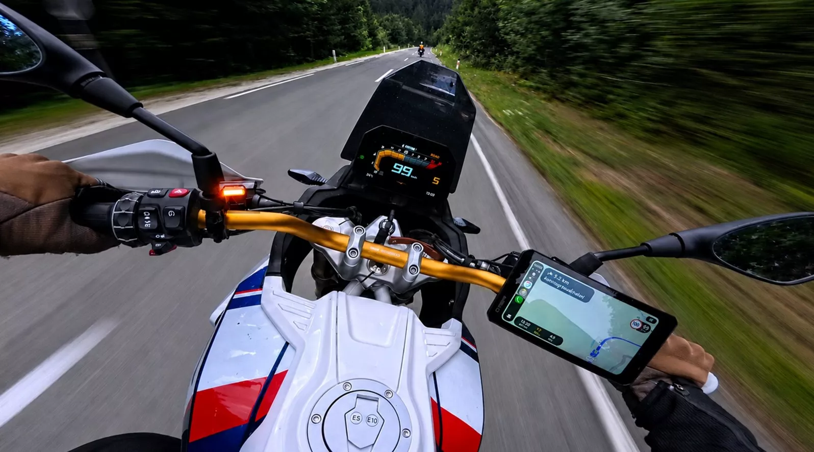 Four days and more than 1,000 kilometers through Austria and Slovenia had to show what real safety benefit modern equipment highlights like CarPlay, dashcam, and the SR-1 millimeter-wave radar bring when they're not built into a luxury class, but retrofitted onto a compact bike.