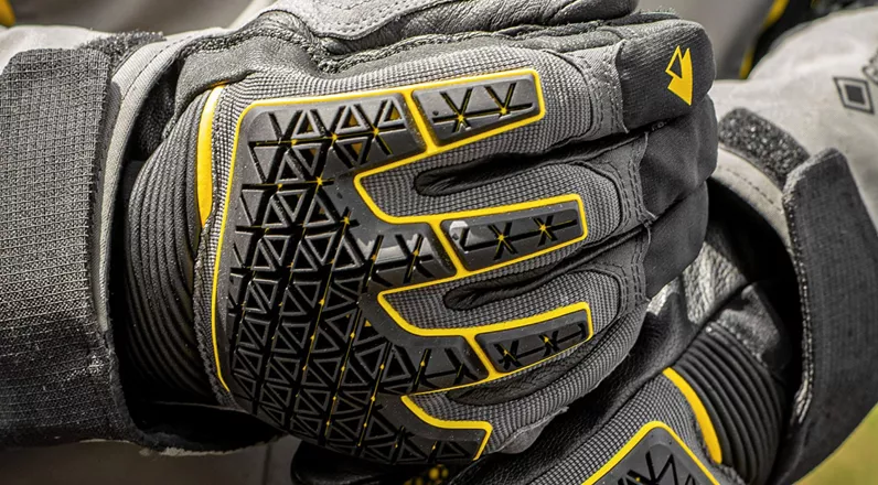 Touratech révise son gant de tourisme Rambler GTX. Le nouveau Guardo Rambler GTX PRO doit accompagner les motards voyageurs à travers la saison, quelles que soient les conditions météorologiques.