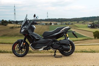 Aprilia SR GT 400 im Alltag und auf Schotter getestet