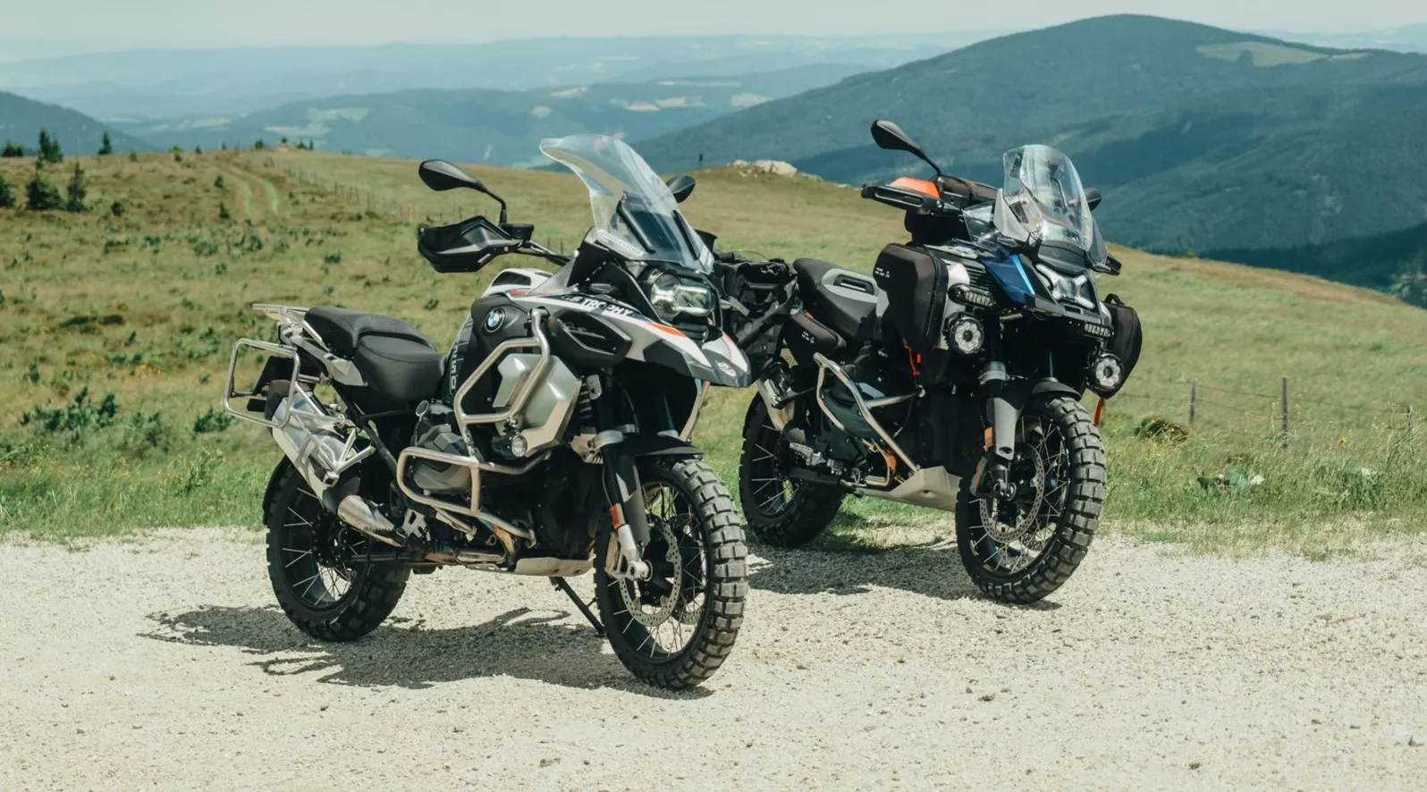 Franky und Gregor vergleichen die BMW R 1250 und R 1300 GS Adventure auf echter Tour durch Österreich. Motor, Fahrwerk, Offroad und Kosten im ehrlichen Direktvergleich.