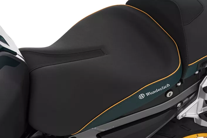 Wunderlich kompletterar sitt AKTIVKOMFORT-program för BMW R 1300 GS Adventure med nya grön-guldfärgade säten som matchar Option 719 Karakorum.
