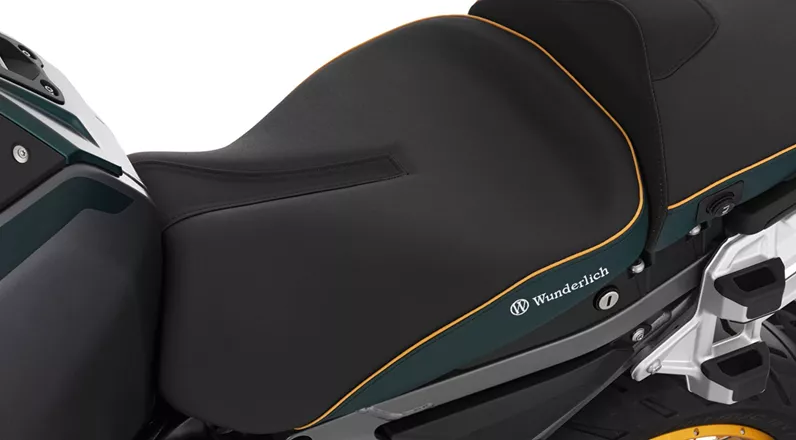 Wunderlich complète sa gamme AKTIVKOMFORT pour la BMW R 1300 GS Adventure avec de nouvelles selles vert et or assorties à l'Option 719 Karakorum.
