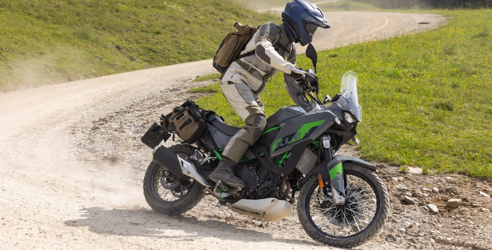 Hasłem reklamowym "Life is a Rally" Kawasaki nadało KLE 500 chwytliwy slogan. Zbyt chwytliwy, budzący zbyt duże oczekiwania? Przyjrzeliśmy się temu dokładnie podczas Newchurch Summit, jadąc adventure klasy A2 zarówno najbardziej krętymi drogami górskimi, jak i miejscami mocno wymagającymi odcinkami żwirowymi.