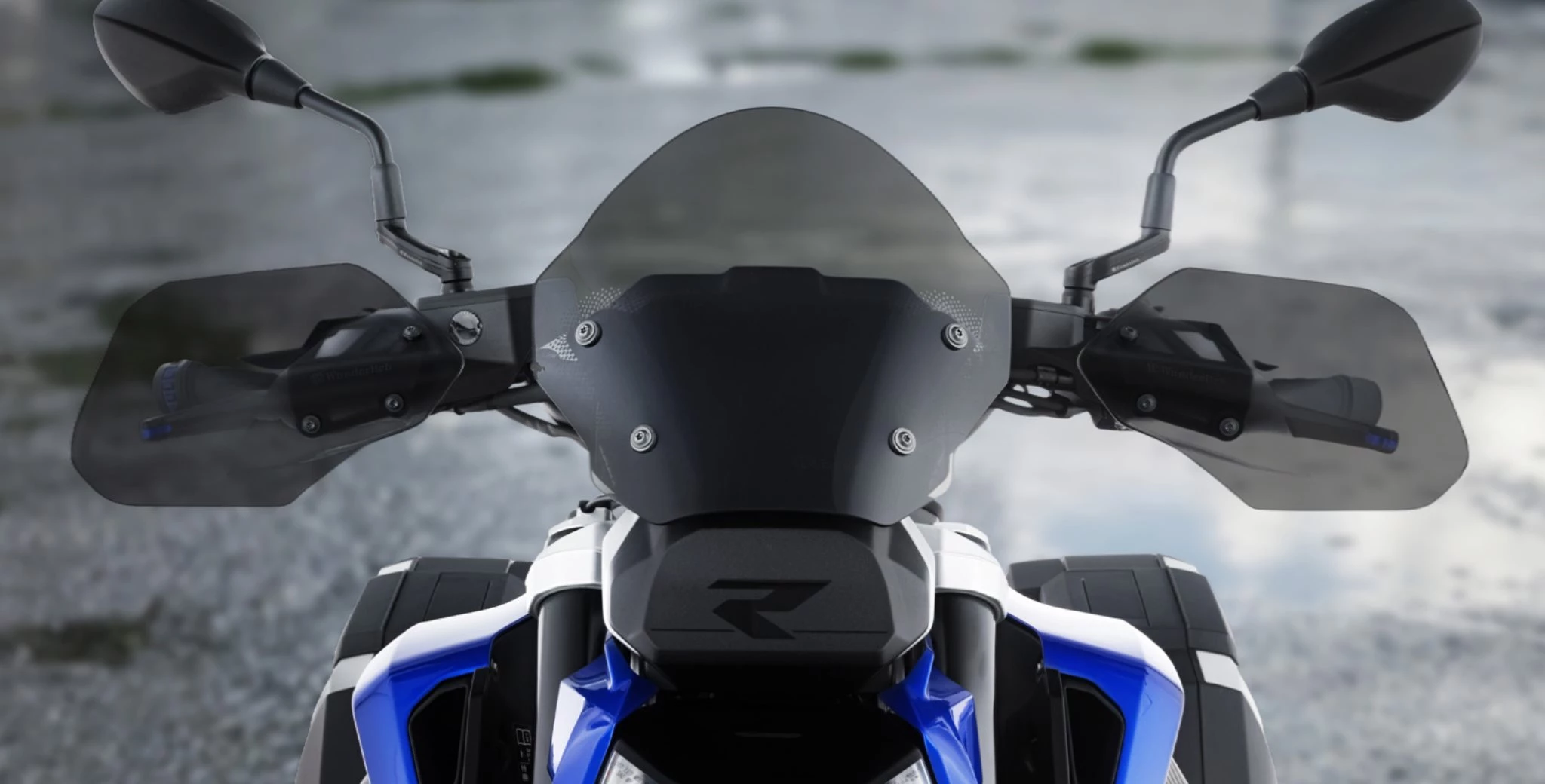 Vind, regn, kyla, vägsmuts eller insekter träffar händerna nästan obehindrat på en naked bike. Wunderlich erbjuder nu ett passande handskydd för BMW R 1300 R.