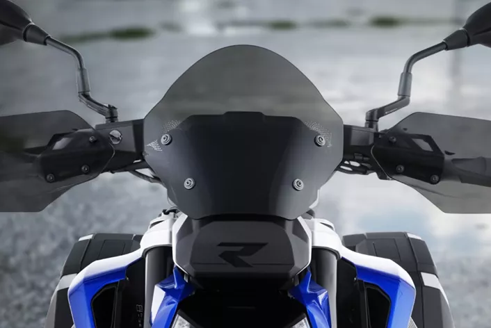 Veter, dež, mraz, umazanija s ceste ali žuželke na naked bike-u zadenejo roke skoraj neovirano. Wunderlich zdaj za BMW R 1300 R ponuja ustrezno zaščito rok.